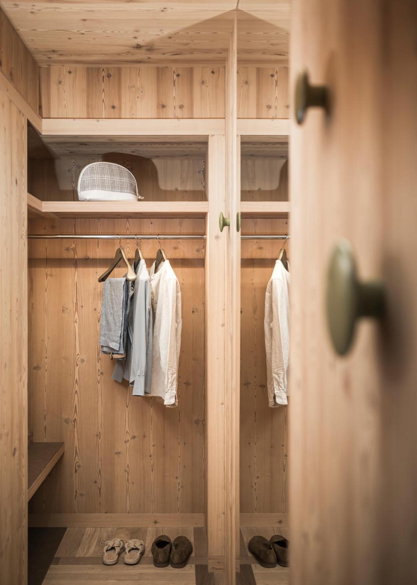Falkensteiner Hotel Kronplatz - The Leading Hotels Of The World (Adults Only) Riscone Habitación foto A wardrobe