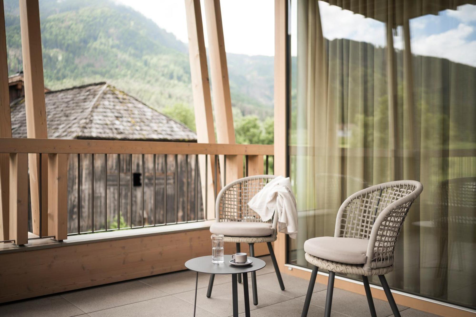 Falkensteiner Hotel Kronplatz - The Leading Hotels Of The World (Adults Only) Riscone Habitación foto A balcony at the Hotel