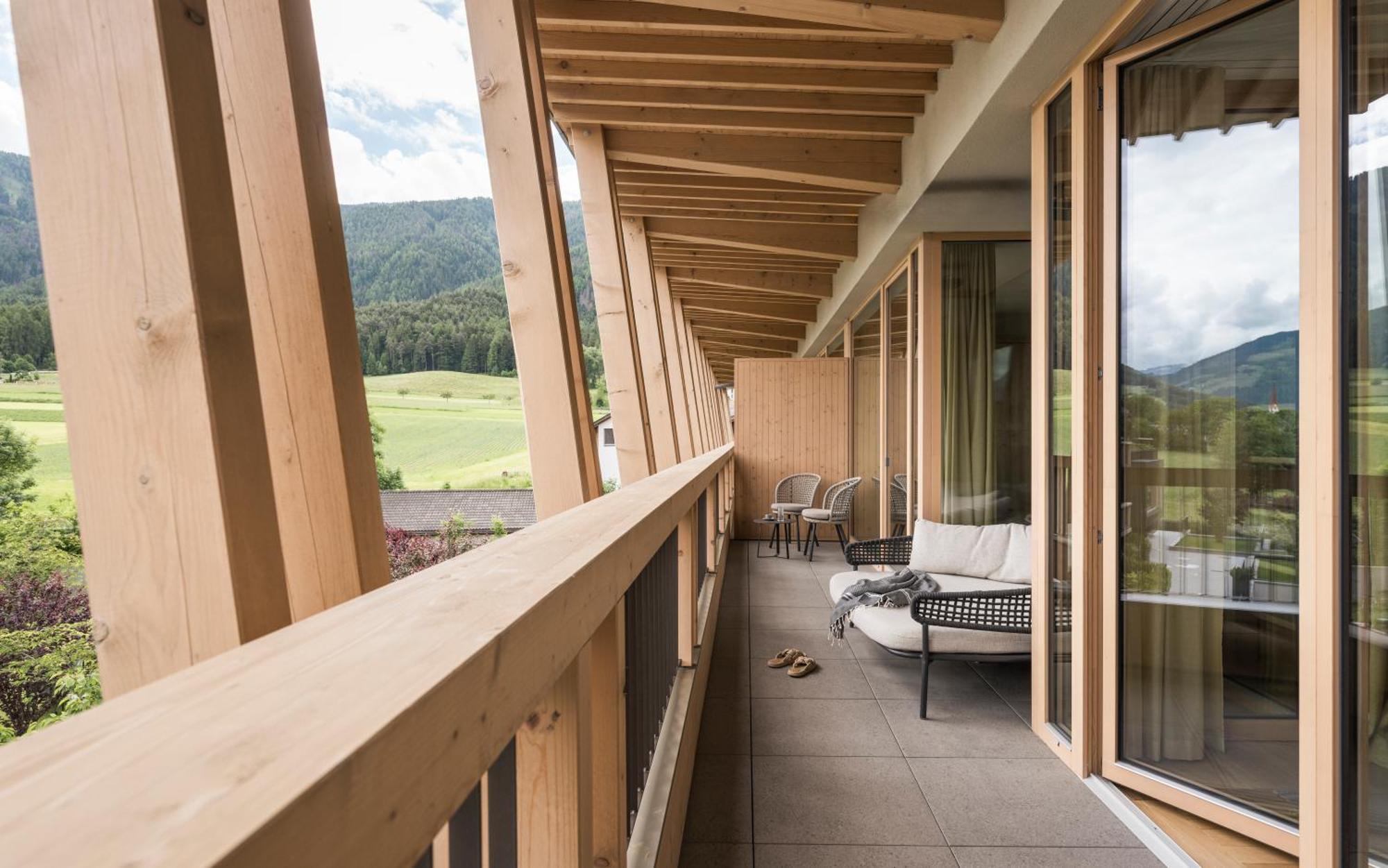 Falkensteiner Hotel Kronplatz - The Leading Hotels Of The World (Adults Only) Riscone Habitación foto The balcony of a suite