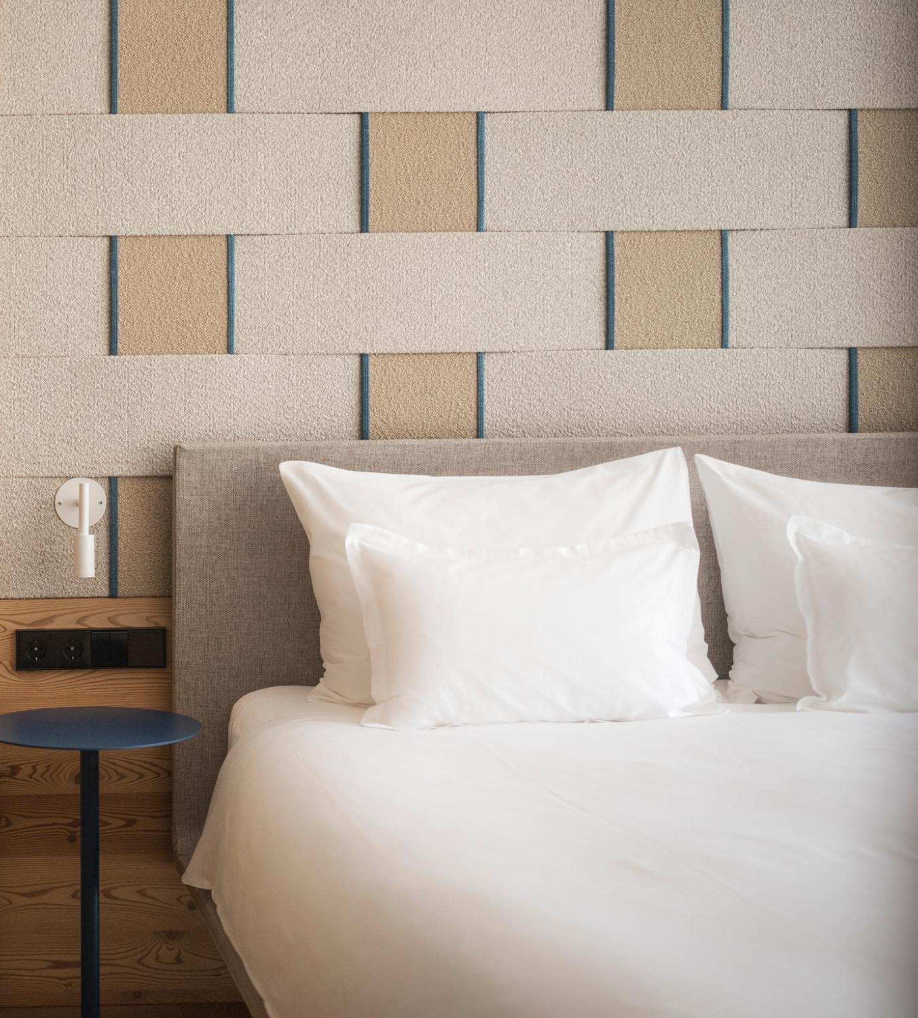 Falkensteiner Hotel Kronplatz - The Leading Hotels Of The World (Adults Only) Riscone Habitación foto A bed with two pillows