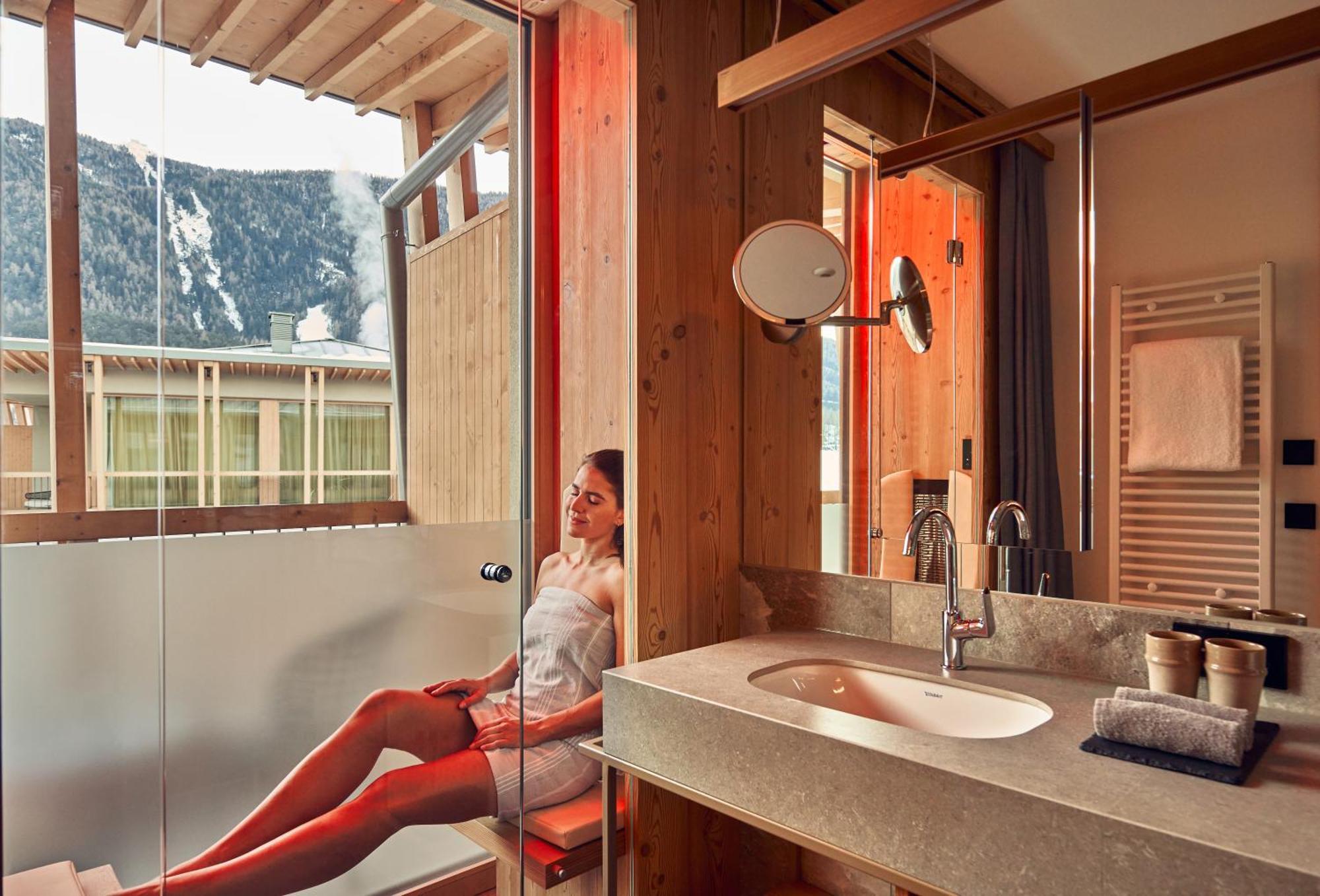 Falkensteiner Hotel Kronplatz - The Leading Hotels Of The World (Adults Only) Riscone Habitación foto A woman in a shower